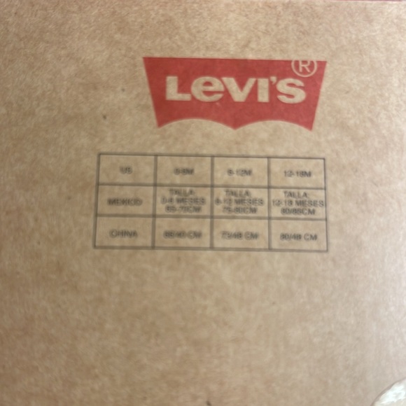 Levi’s Infant Bodysuit, Bib, & Bootie sz 0-6 months - Picture 2 of 2